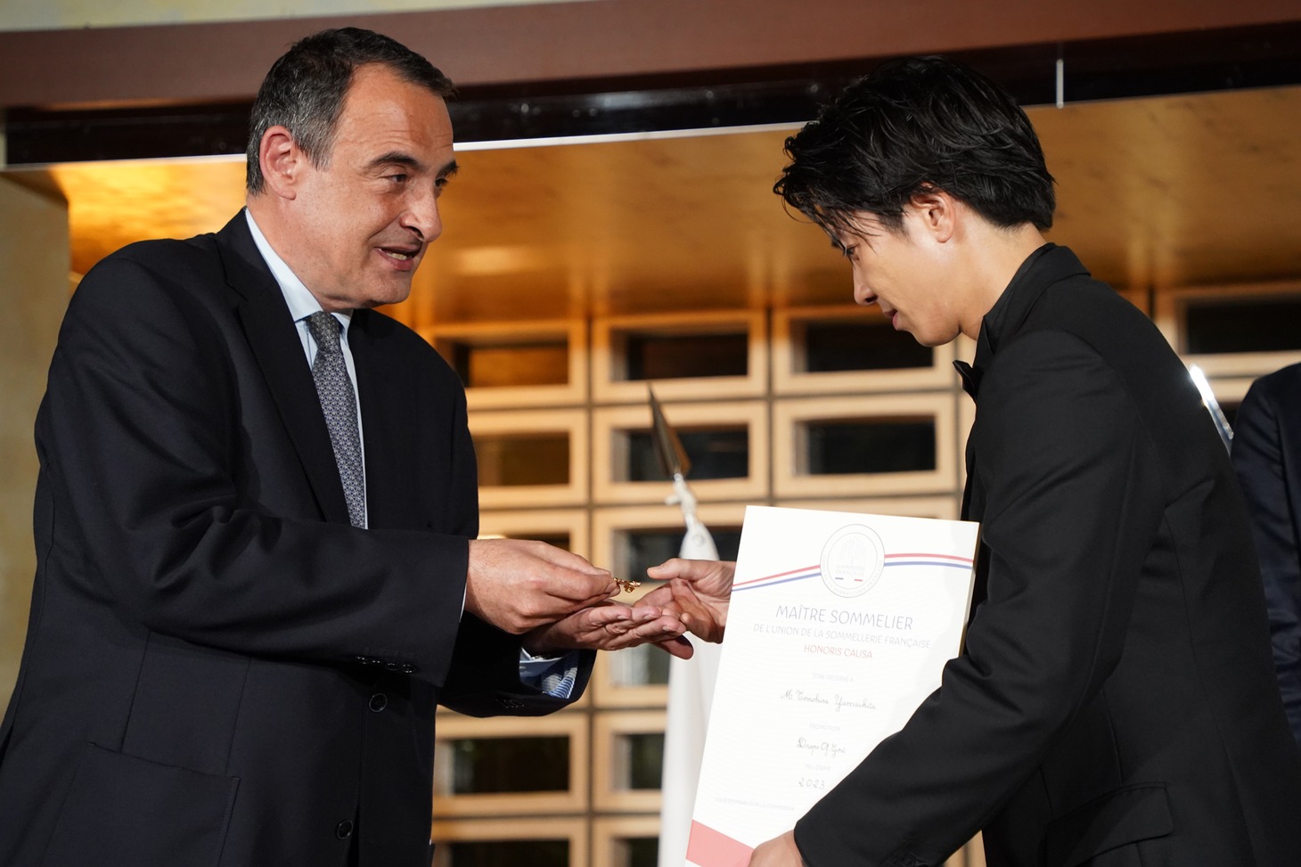 フランスのソムリエ協会から名誉マスター・ソムリエの認定を受けた山下智久（右）。