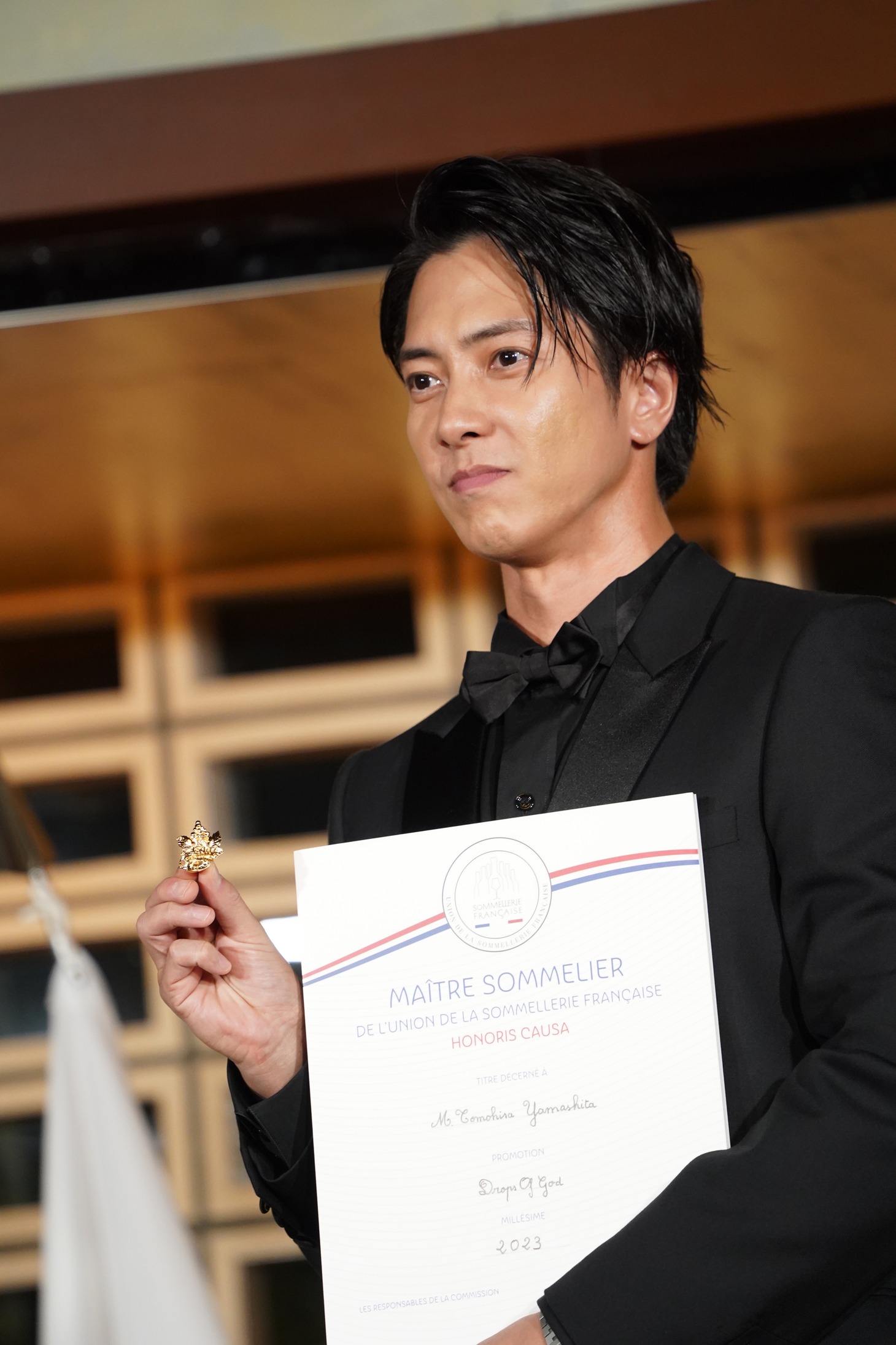 名誉マスター・ソムリエの認定バッヂを見せる山下智久（右）。