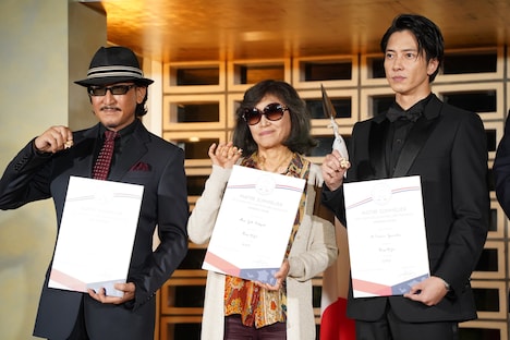 フランスのソムリエ協会から名誉マスター・ソムリエの認定を受けた樹林伸（左）、樹林ゆう子（中央）、山下智久（右）。