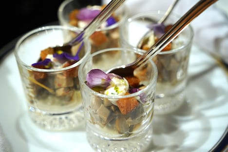 山下智久が「海と山と花の雫」と名付けた一品。ムール貝とポルチーニ茸をベースにしたフランス料理。