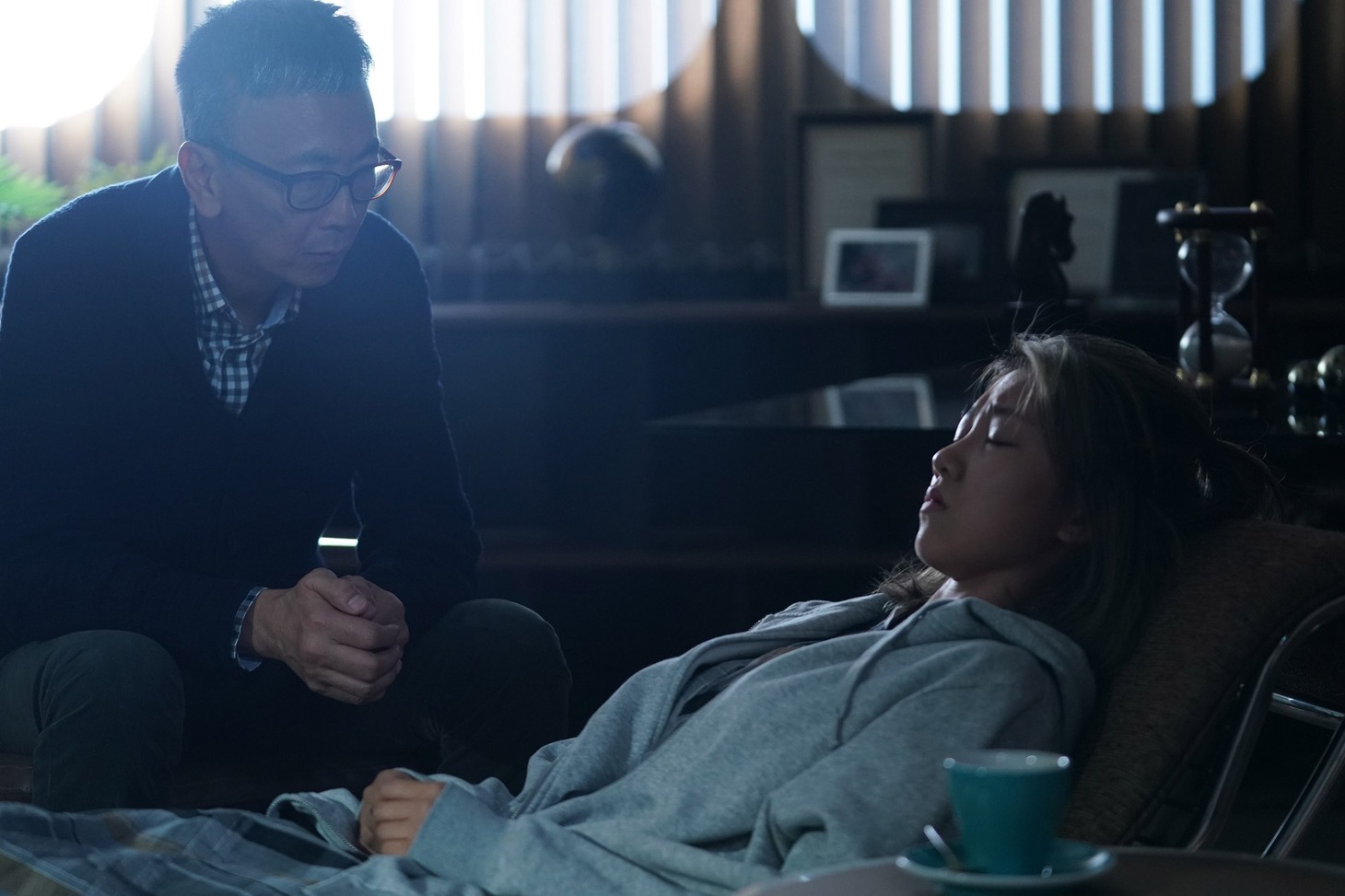 第1話「暗い隙間」場面写真