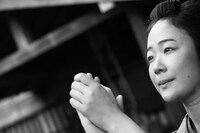 「せかいのおきく」より、黒木華。(c)2023 FANTASIA