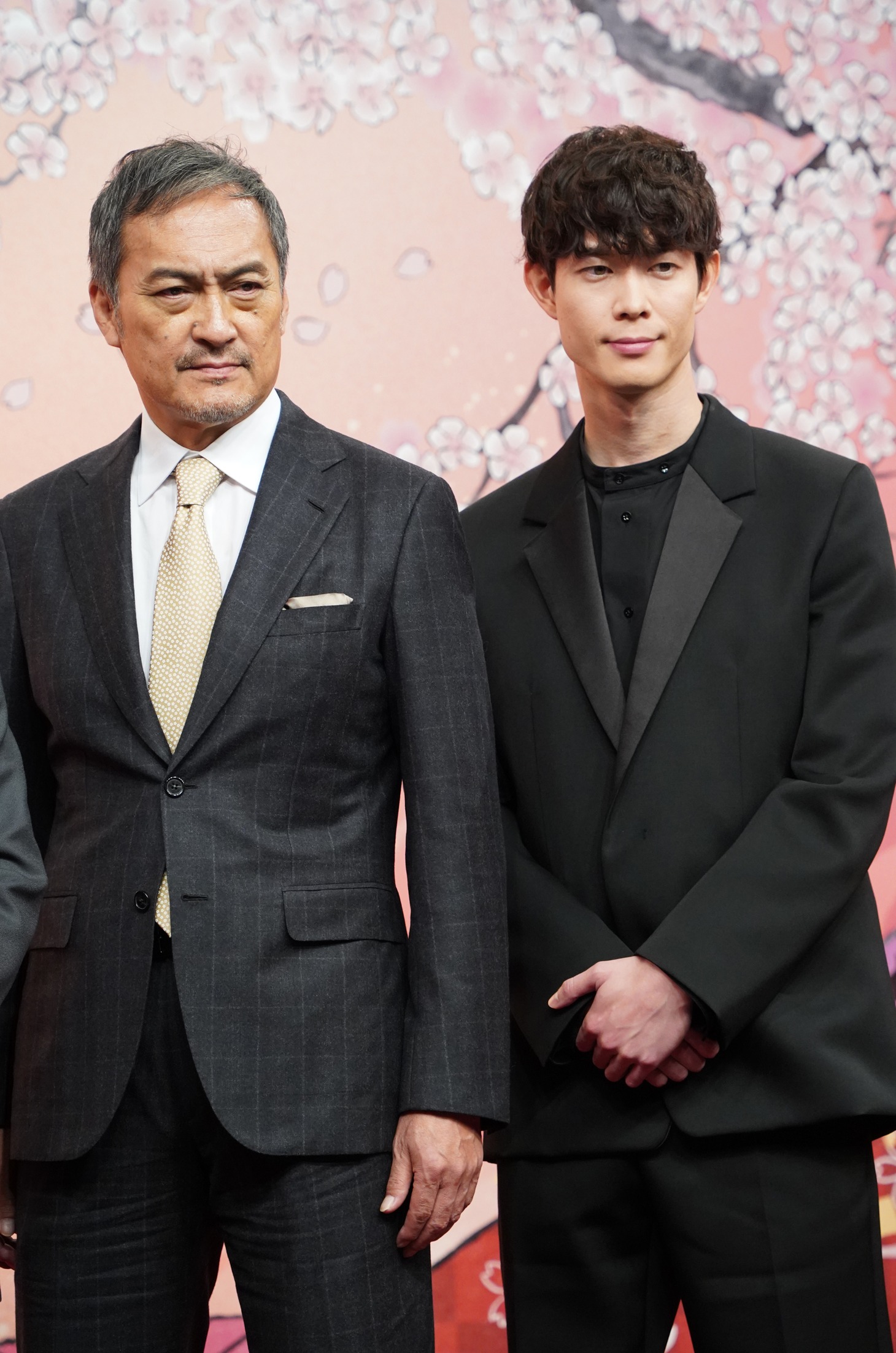 親子役で共演する渡辺謙（左）と宮沢氷魚（右）。