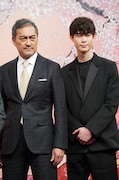親子役で共演する渡辺謙(左)と宮沢氷魚(右)。