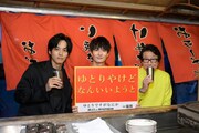 福岡の屋台にて、左から松坂桃李、岡田将生、水田伸生。