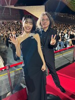レッドカーペットを楽しむアイナ・ジ・エンド、岩井俊二（撮影：松村北斗）。