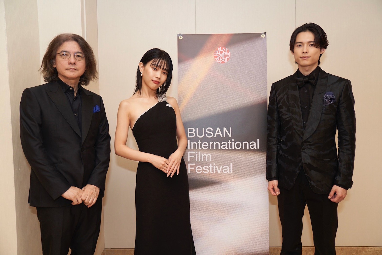 左から岩井俊二、アイナ・ジ・エンド、松村北斗。