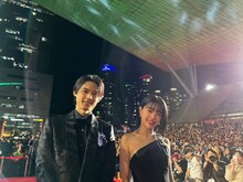 左から松村北斗、アイナ・ジ・エンド（撮影：岩井俊二）。