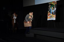 寒さに震える甘利田幸男を演じる市原隼人。