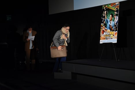 寒さに震える甘利田幸男を演じる市原隼人。