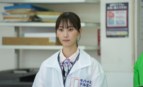 松井玲奈演じる森亜弓。