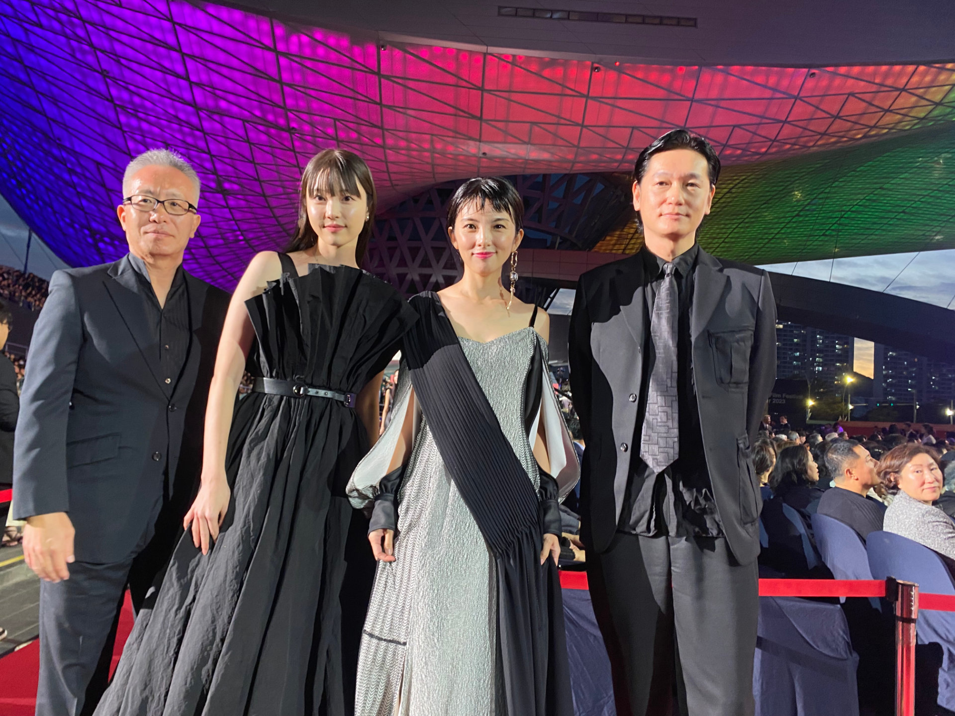 左から井上淳一、向里祐香、田中麗奈、井浦新。