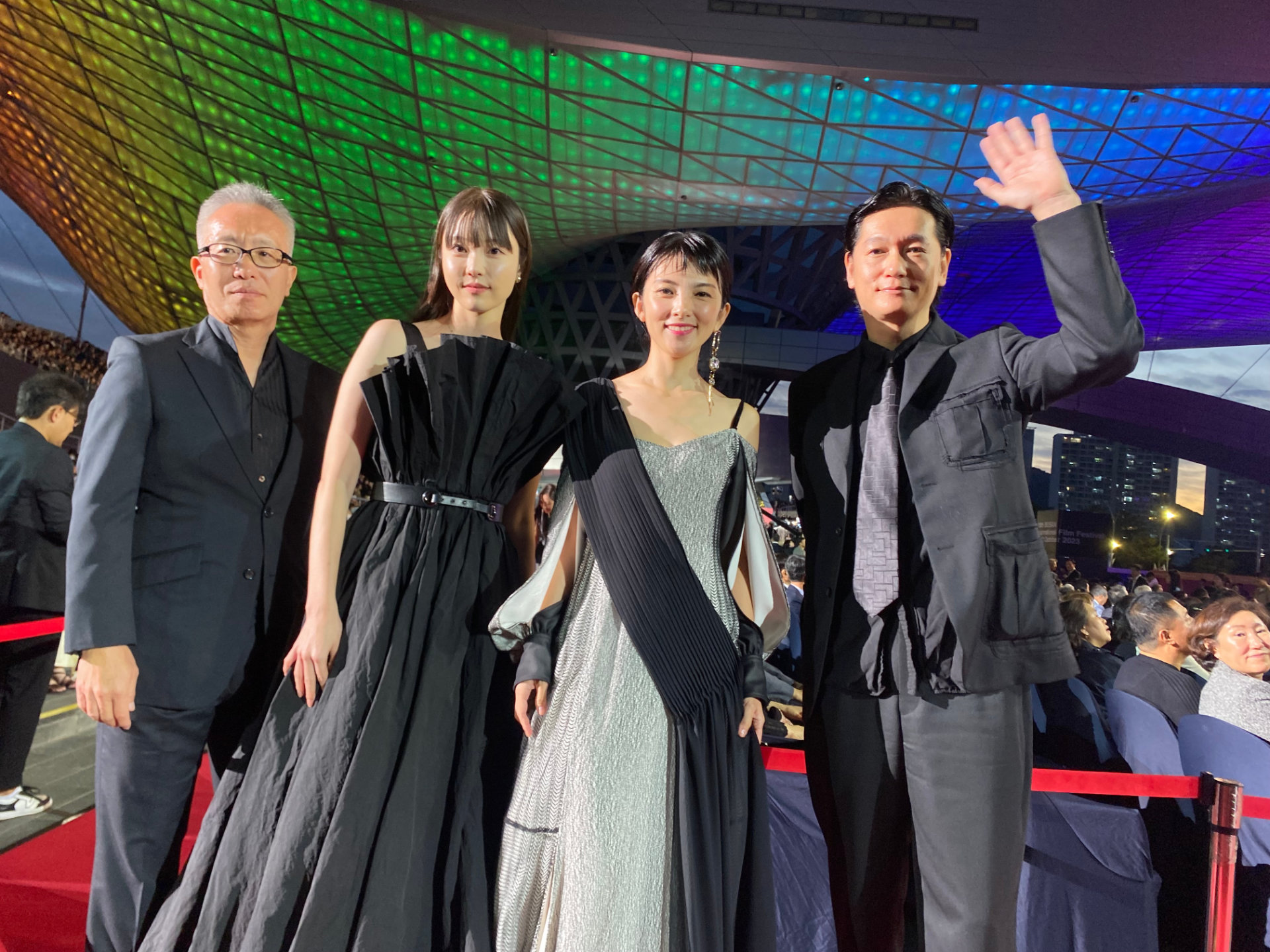 第28回釜山国際映画祭レッドカーペットの様子。左から井上淳一、向里祐香、田中麗奈、井浦新。