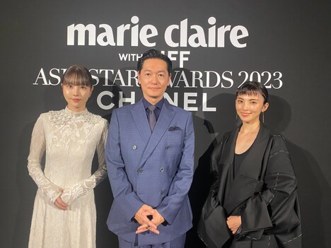 左から向里祐香、井浦新、田中麗奈。