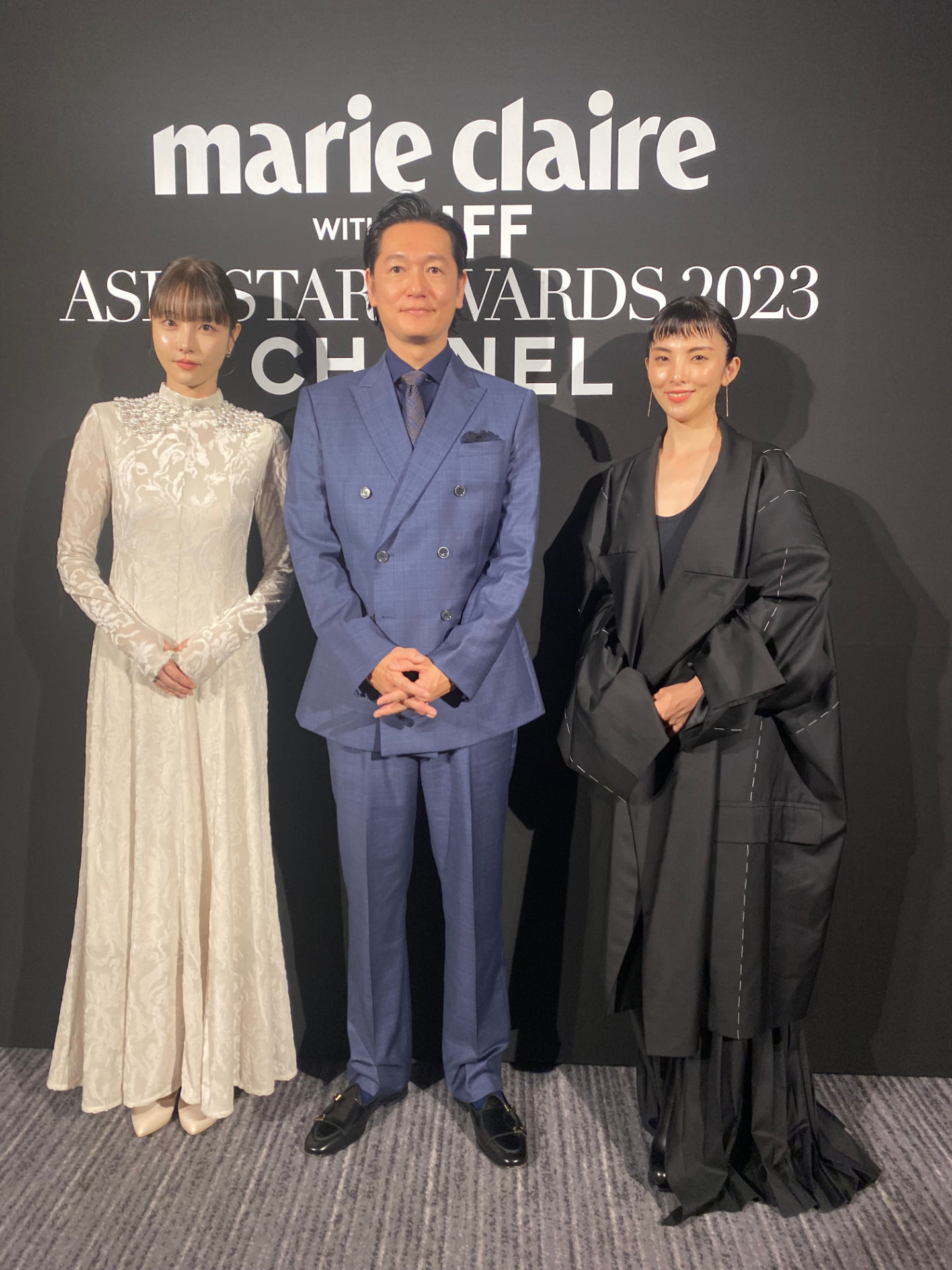 左から向里祐香、井浦新、田中麗奈。