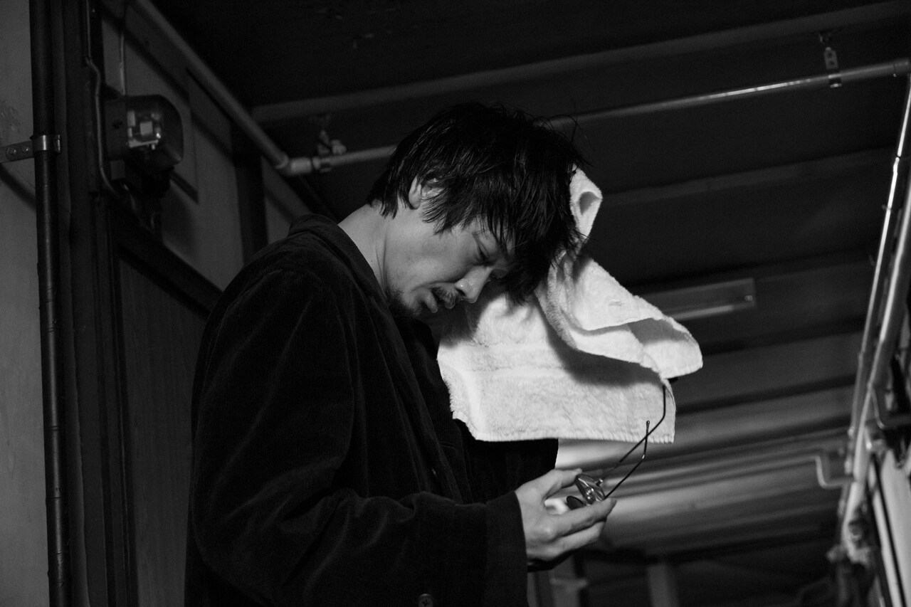 綾野剛が雨に濡れた髪を拭う、主演作「花腐し」モノクロの新写真5点解禁