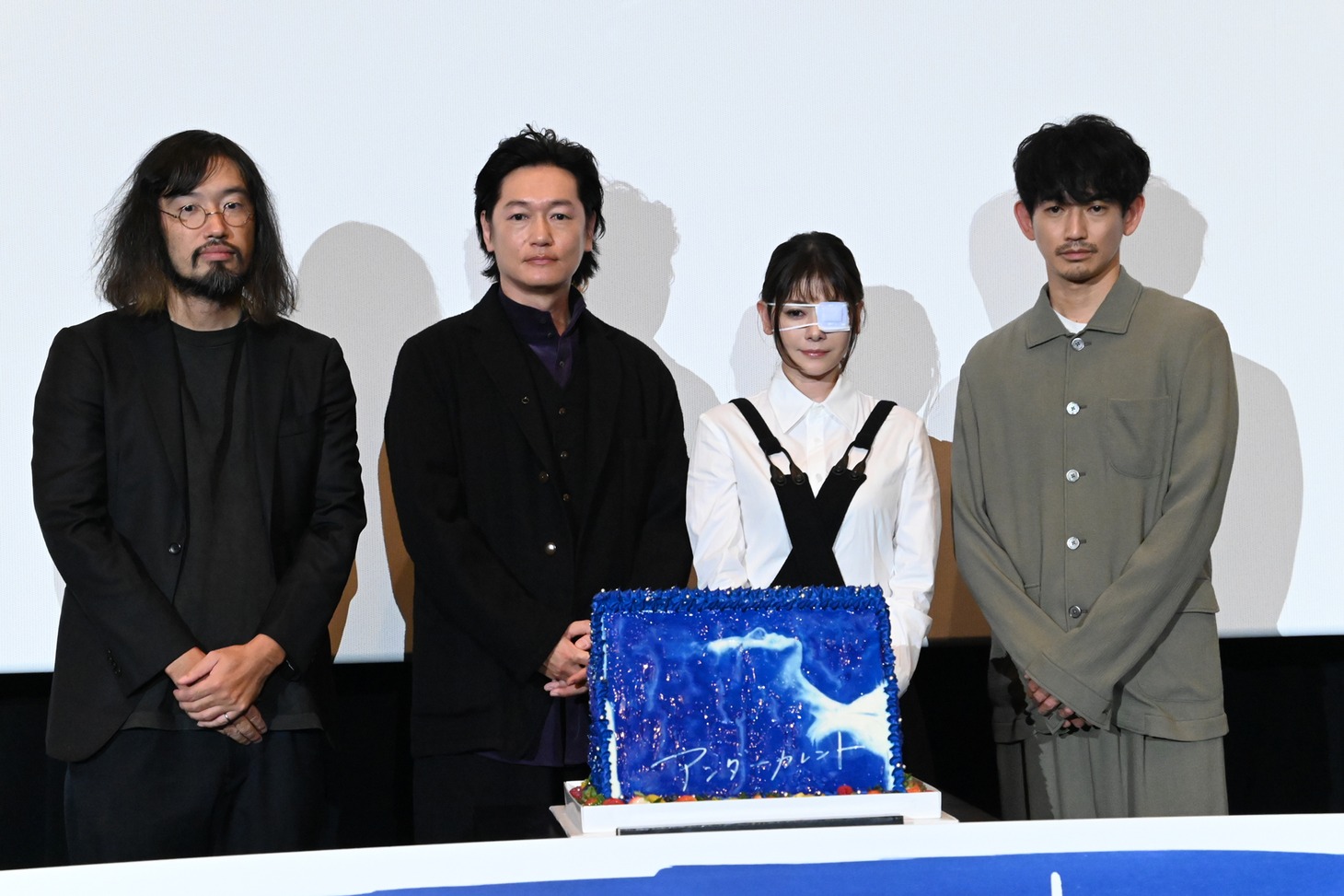映画「アンダーカレント」公開記念舞台挨拶の様子。左から今泉力哉、井浦新、真木よう子、永山瑛太。