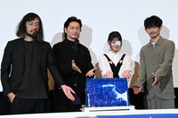 映画「アンダーカレント」公開記念舞台挨拶の様子。左から今泉力哉、井浦新、真木よう子、永山瑛太。