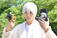 白い髪の浮世英寿。