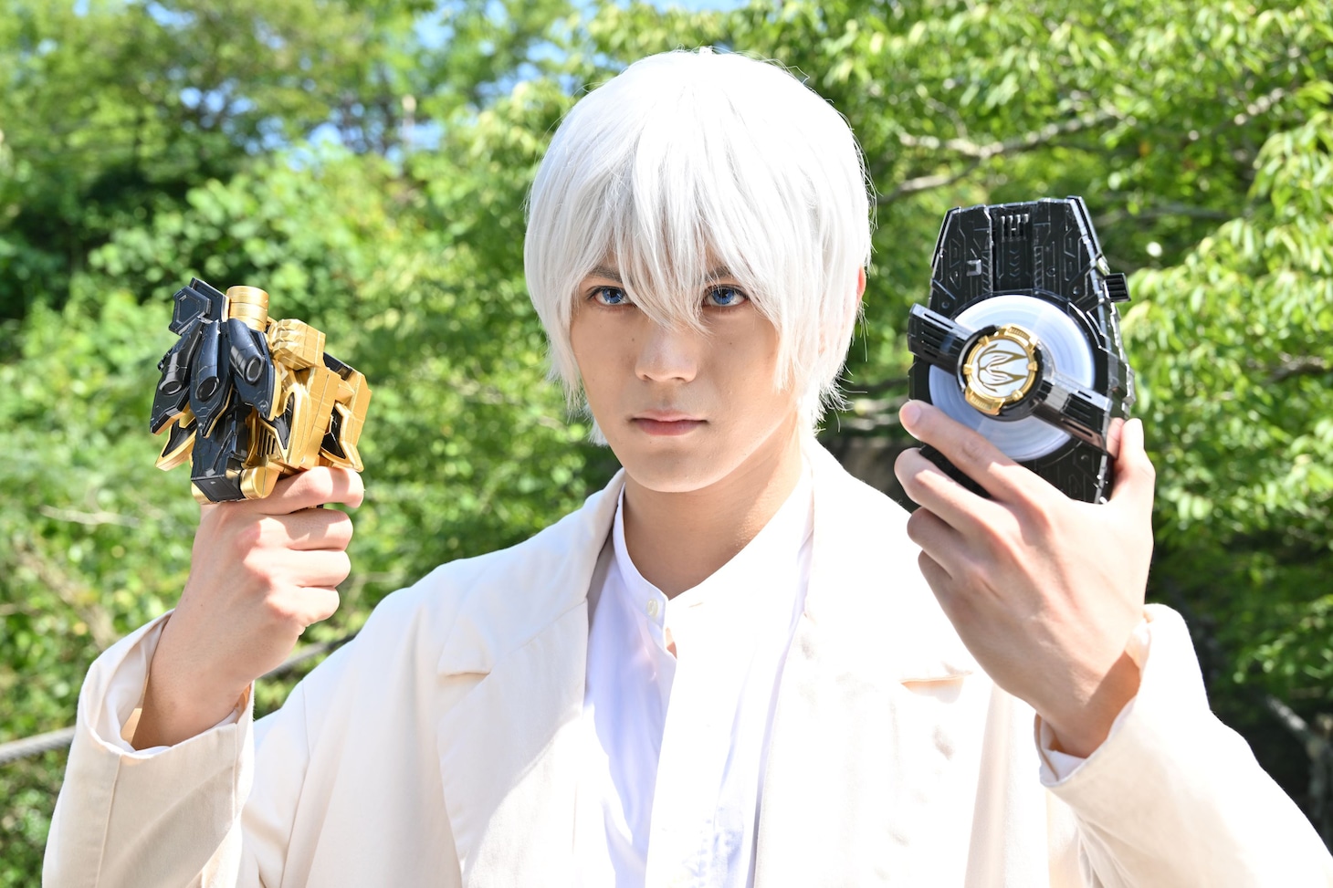 Vシネクスト「仮面ライダーギーツ」より、白い髪の浮世英寿。