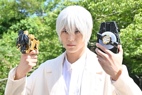 新作Vシネクスト「仮面ライダーギーツ」より白い髪の浮世英寿。