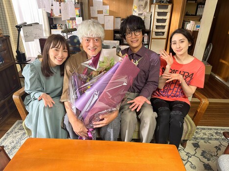 左から飯豊まりえ、陣内孝則、溝端淳平、早見あかり。