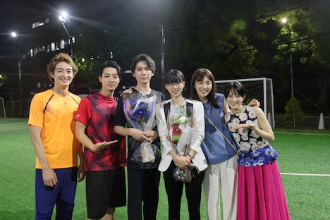 左から濱正悟、井上祐貴、YU、片山友希、飯豊まりえ、若月佑美。