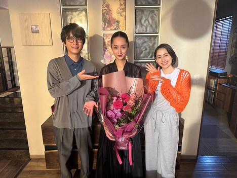 左から溝端淳平、シシド・カフカ、早見あかり。