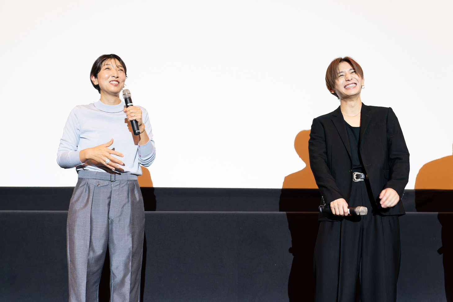 左から安藤サクラ、山田涼介。
