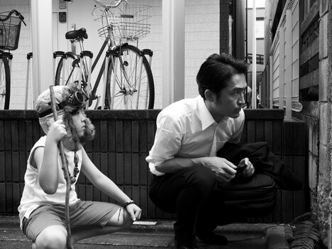 「ホゾを咬む」場面写真