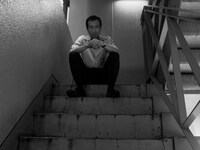 「ホゾを咬む」場面写真