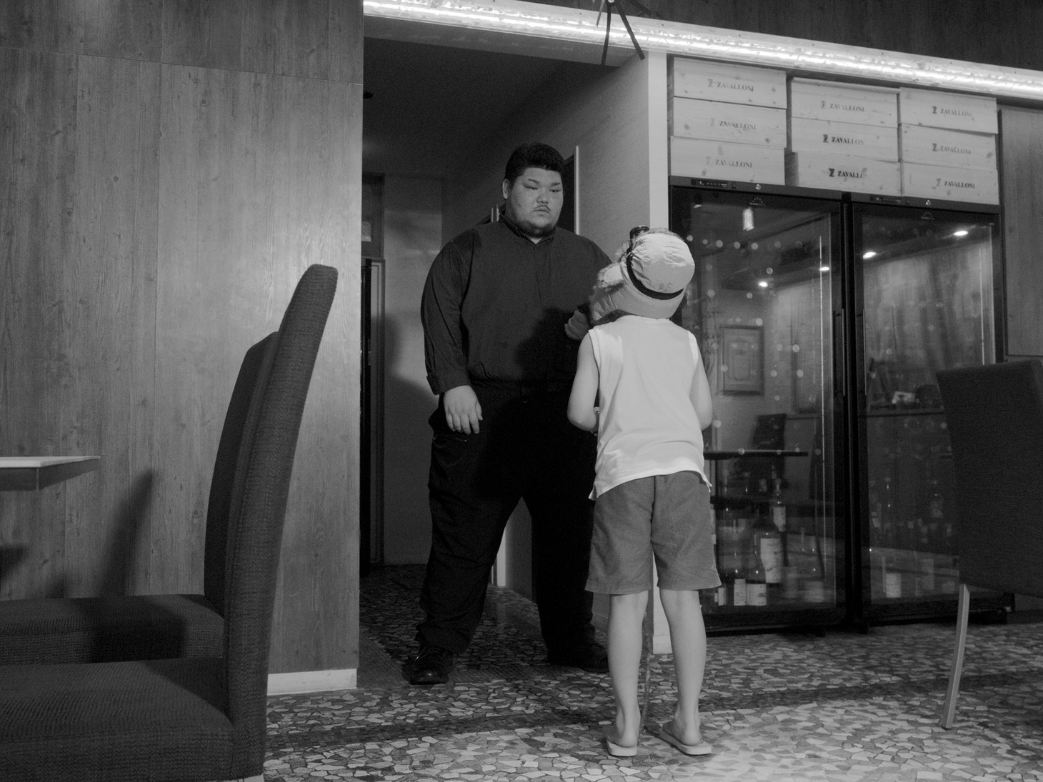 「ホゾを咬む」場面写真