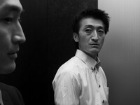 「ホゾを咬む」場面写真