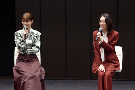 左から馬場ふみか、栗山千明。