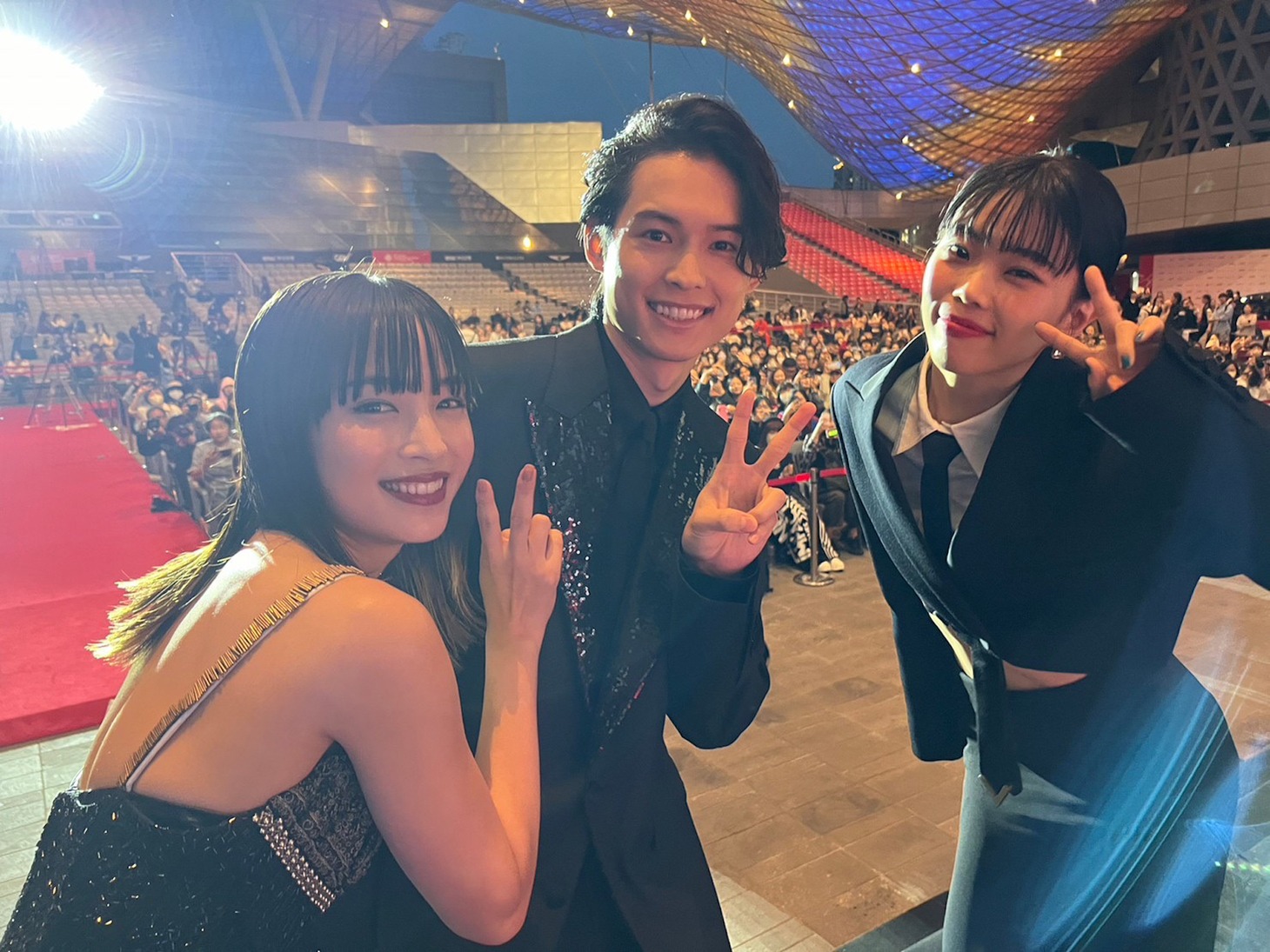 グリーティングの様子。左から広瀬すず、松村北斗、アイナ・ジ・エンド（撮影：岩井俊二）。