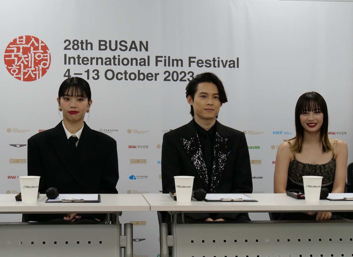 記者会見の様子。左からアイナ・ジ・エンド、松村北斗、広瀬すず。