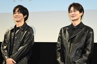 左から松坂桃李、岡田将生。