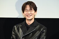 MCから英語での挨拶を促され「今日は大丈夫です」と遠慮する岡田将生。