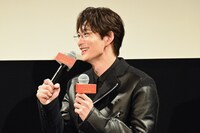 自身のマイクが不調で松坂桃李のマイクを借りた岡田将生。