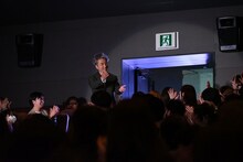 会場後方から登場したムロツヨシ。