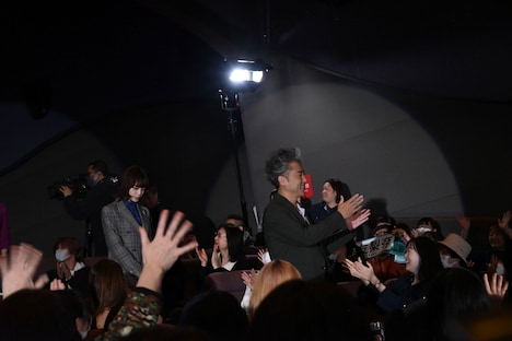 客席通路から入場するムロツヨシ(右)、平手友梨奈(左)。