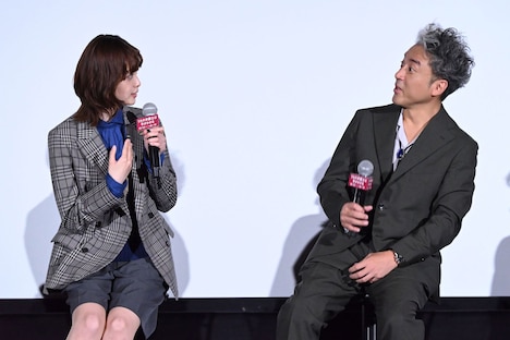 平手友梨奈(左)の質問により、早弁がバレていたことに驚くムロツヨシ(右)。