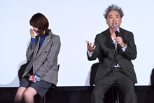 早弁の素晴らしさを平手友梨奈（左）に熱弁するムロツヨシ（右）。