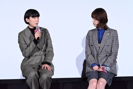 左から江口のりこ、平手友梨奈。