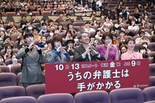 ムロツヨシ発案の“弁”ポーズ、並びに“ム”ポーズで撮影するキャスト陣。