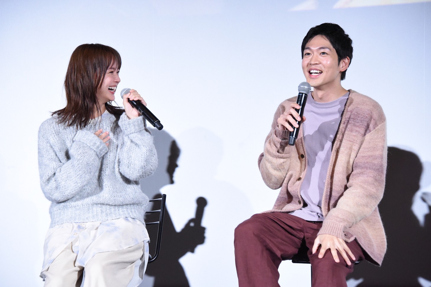 左から多部未華子、松下洸平。