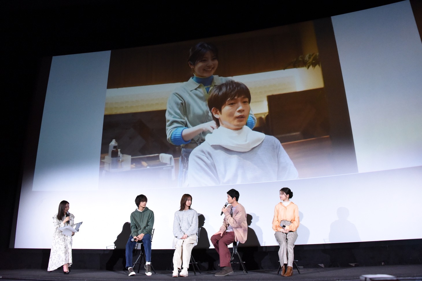 今田美桜演じる深雪夜々の美容院でのシーン。