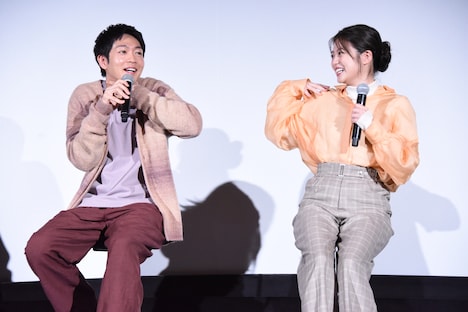 首が苦しかった際の様子を再現する松下洸平（左）。