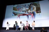 神尾楓珠演じる佐藤紅葉が1人でシーソーをするシーン。