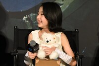 玉山鉄二からもらったぬいぐるみを抱く真木ことか。